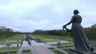 Жители Санкт-Петербурга возложили цветы и венки к монументу "Мать-Родина"