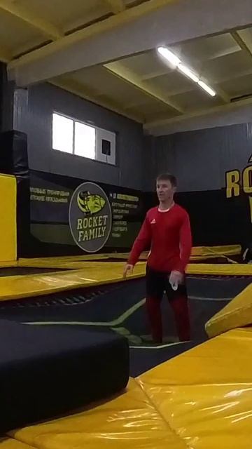 Новый трюк в моих прыжках.Скоро задка с живота. #электр