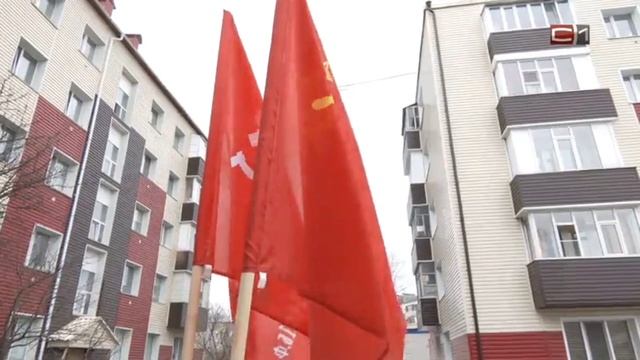 В Сургуте песни под окнами ветеранов-тыловиков исполнили сотрудники РЖД