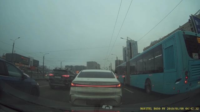 Кроссовер перекрыл движение