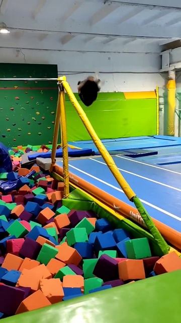 Делаем двухи. #батутныйцентр #jump #коломна #акробаты #ба?