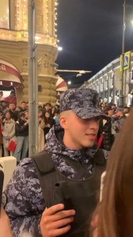 Китайские туристки на Красной площади не могли сдержать эмоций при виде наших мужчин в форме.