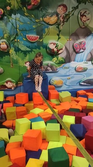 в детской игровой, дети развлекаються. Алиса лайк