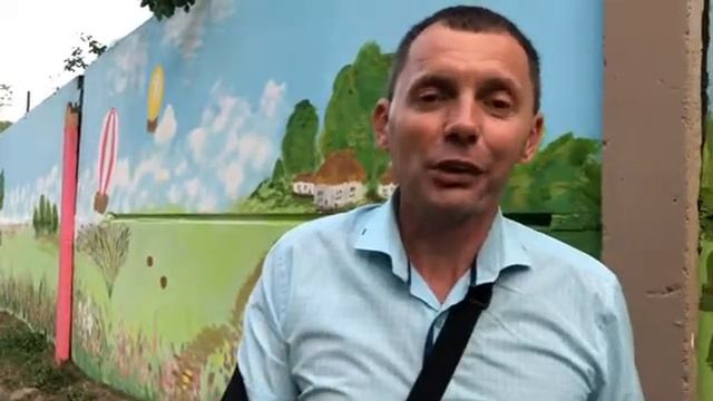 Разукрасили забор красками вместе с жителями дома Фил