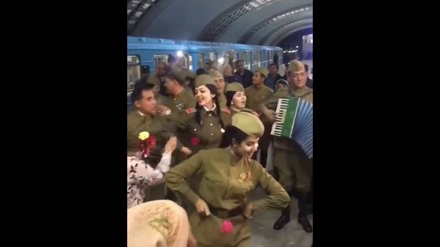 Тем временем в метро самого тёплого города - Ташкента...