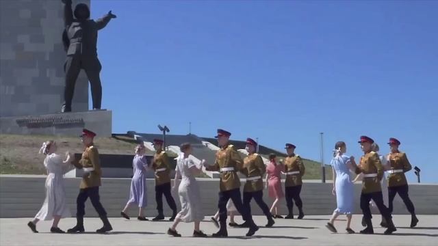 Вальс Победы на Саур-Могиле

В преддверии 80-летия Дня Победы в Великой Отечественной войне бойцы шт