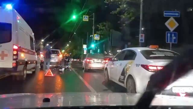 ВЛЕТЕЛ В АВТОМОБИЛЬ НА МОТОЦИКЛЕ: мотоциклист врезался в Тойоту на Красноармейской.