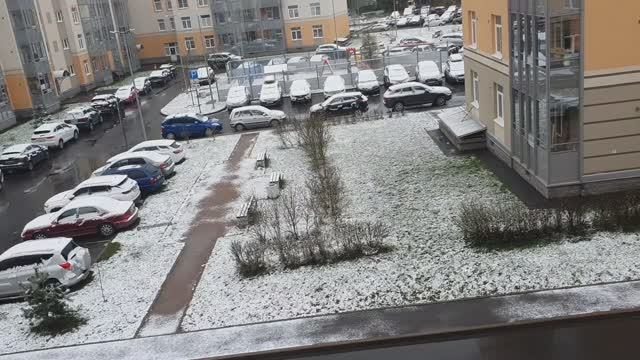 Накануне Дня Победы весна с зимой воюют. Зима пока не сдаётся.