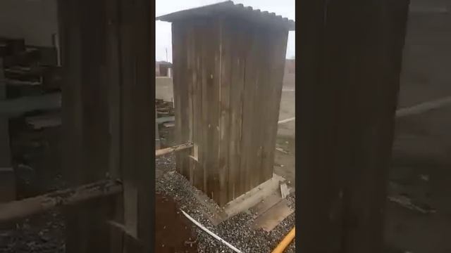 газовики провели трубу через уличный туалет🤣
