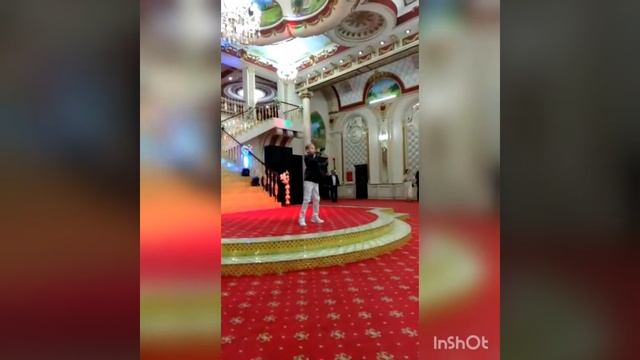 Русский мальчик поёт на чеченском