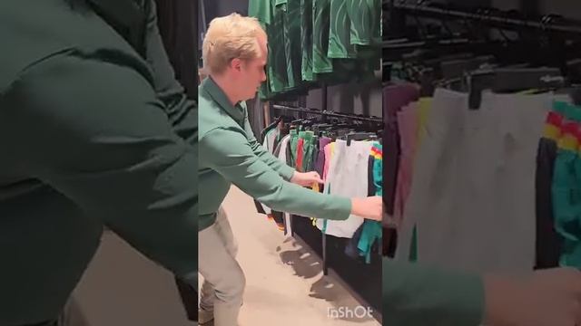 FOOTBALL: LIONS INDOMPTABLES:VISITE DE LA BOUTIQUE FOURTEEN À GENÈVE.