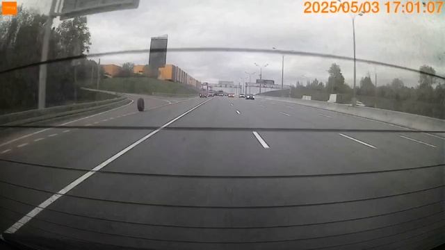 Фура потеряла колесо на МКАД