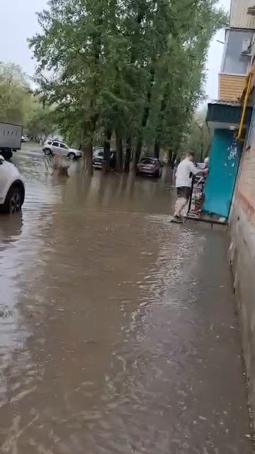 Дождевая вода затопила двор по ул.Ленина, 56 в Гае