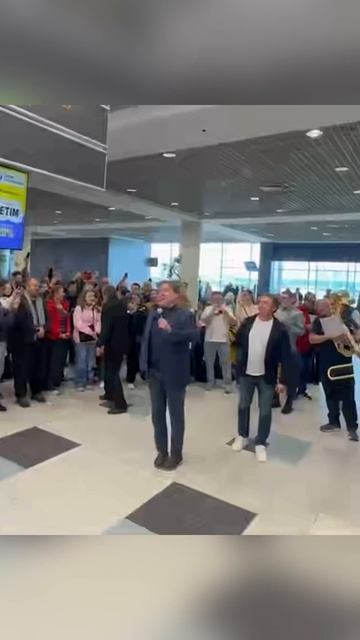 В Домодедово в ожидании вылета застрял и духовой оркестр