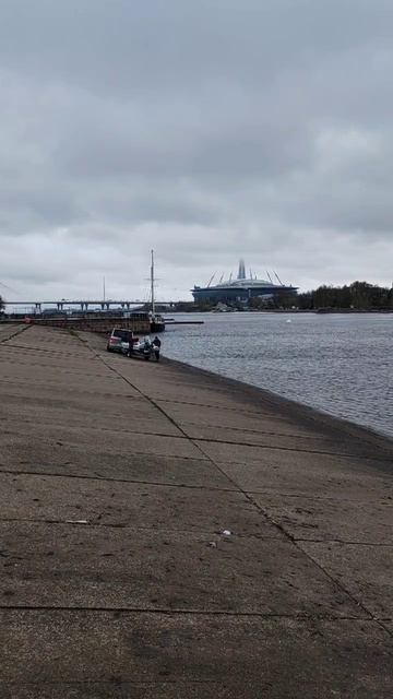 «Весеннее недоразумение: снег и лодки в Санкт-Петербурге»