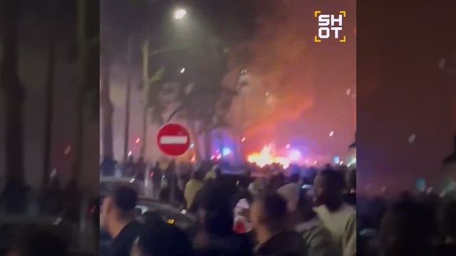 В Париже в толпе взорвалась машина.