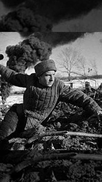 Нет в России семьи такой, 
Где б не памятен был 
Был свой герой...