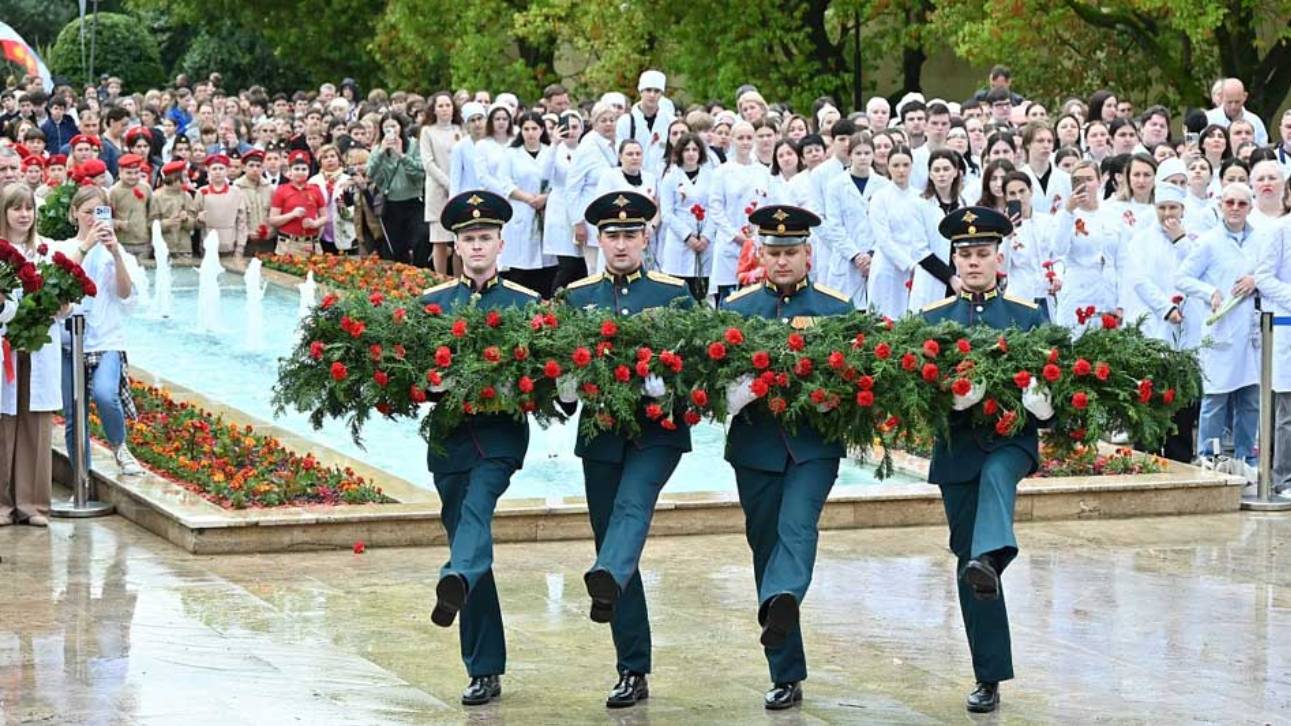В Сочи возложили цветы к мемориалу "Подвиг во имя жизни"