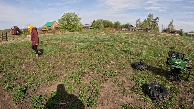Начал пахать огород мотоблоком