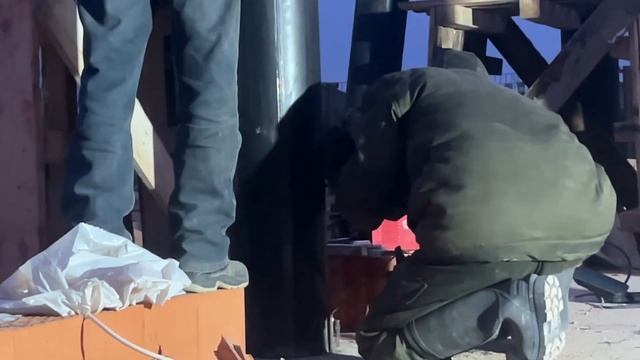 Устанавливаем стальные колонны для каменного дома