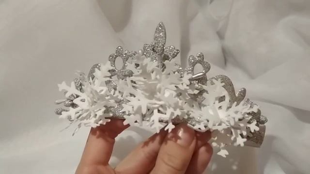 Новорічна корона із сніжинками