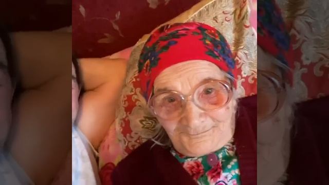 Салават Фәтхетдинов әнисе белән. 2020 ел