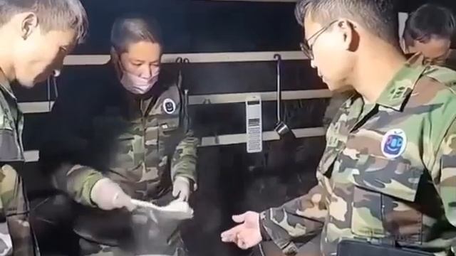 Дал попробовать кашки, ну сам же попросил