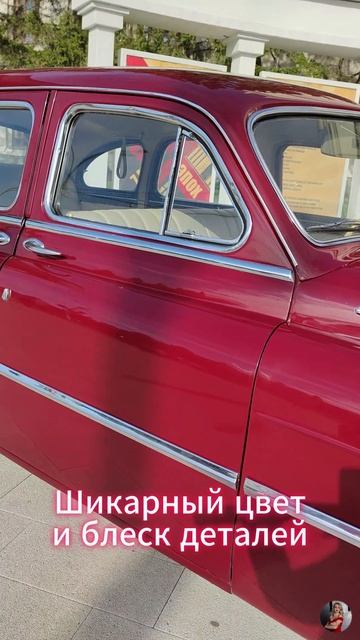 Ретро автомобиль у Дома Ленина