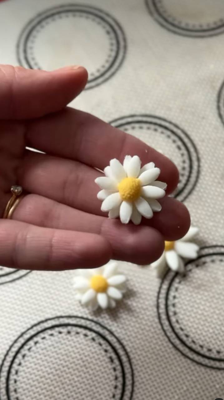 Ромашки из мастики для декора.