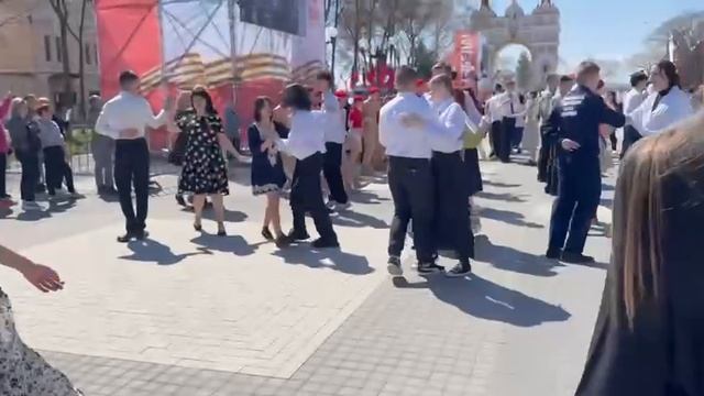 В вальсе на площади Победы в Благовещенске закружились более 700 человек