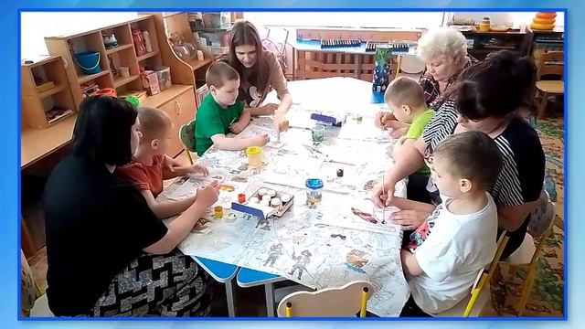 Скворец на ветке