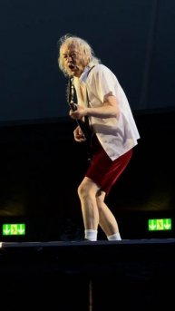 Есть ещё порох - 70-летний Ангус Янг из "ACDC" скачет то до сих пор, да ещё и похлеще молодых