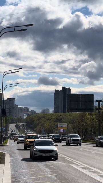 Ленинский проспект в вечернее время, г. Москва, 30.04.2025