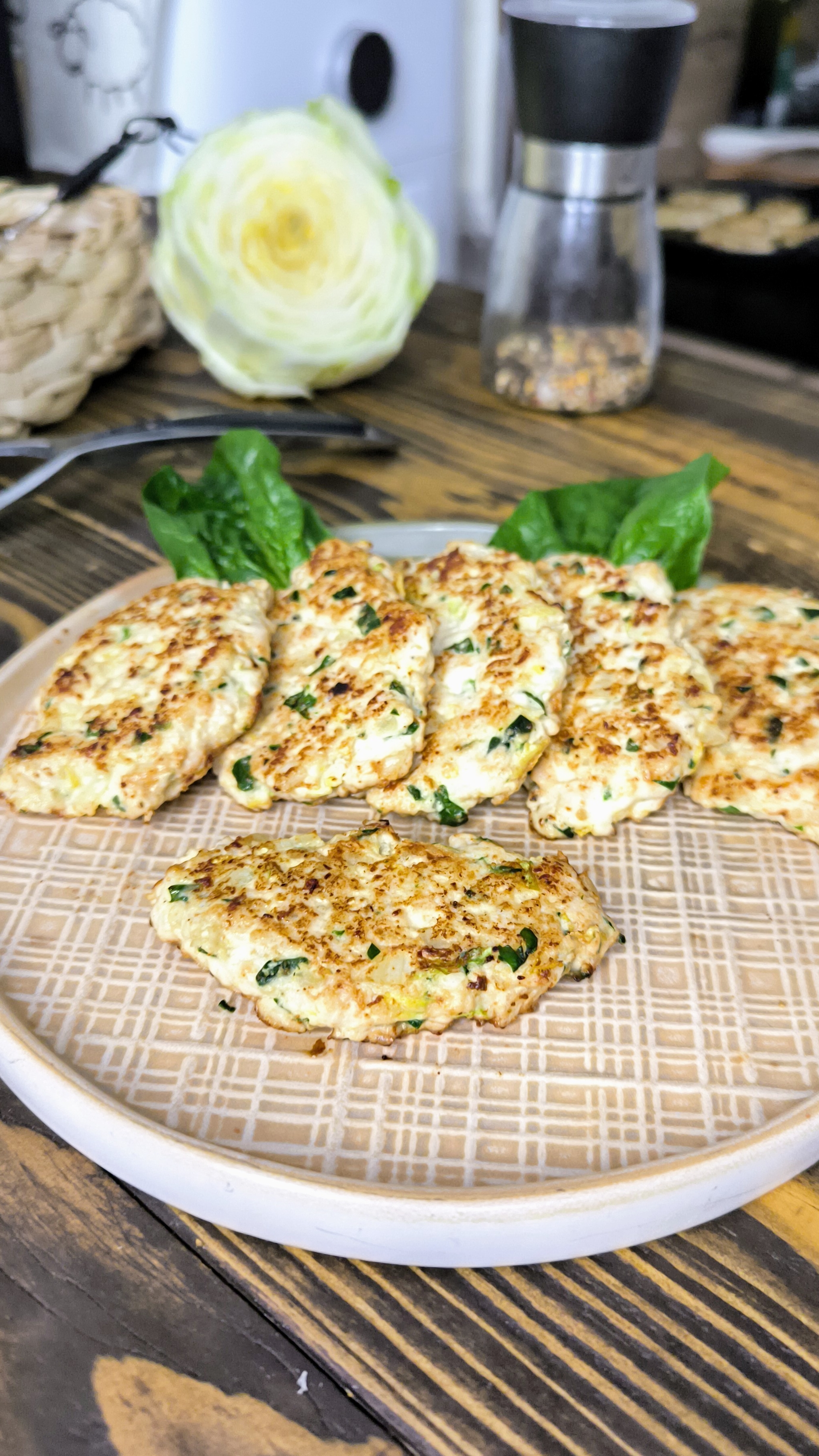 куриные котлеты с пекинской капустой и шпинатом