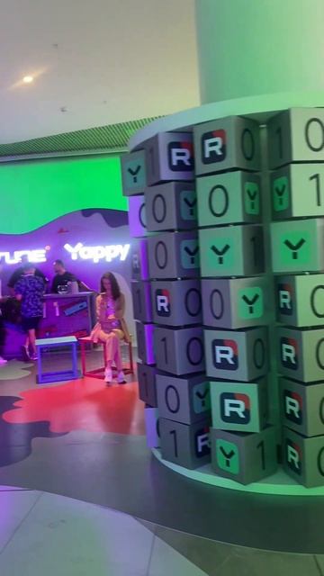 Состязание с роботом в настольной игре на выставке ин?