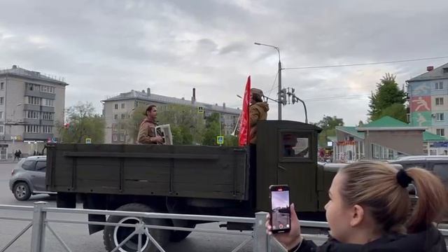 Чем ближе праздник, тем больше на улицах патриотов. Все готовы считаться победителями.