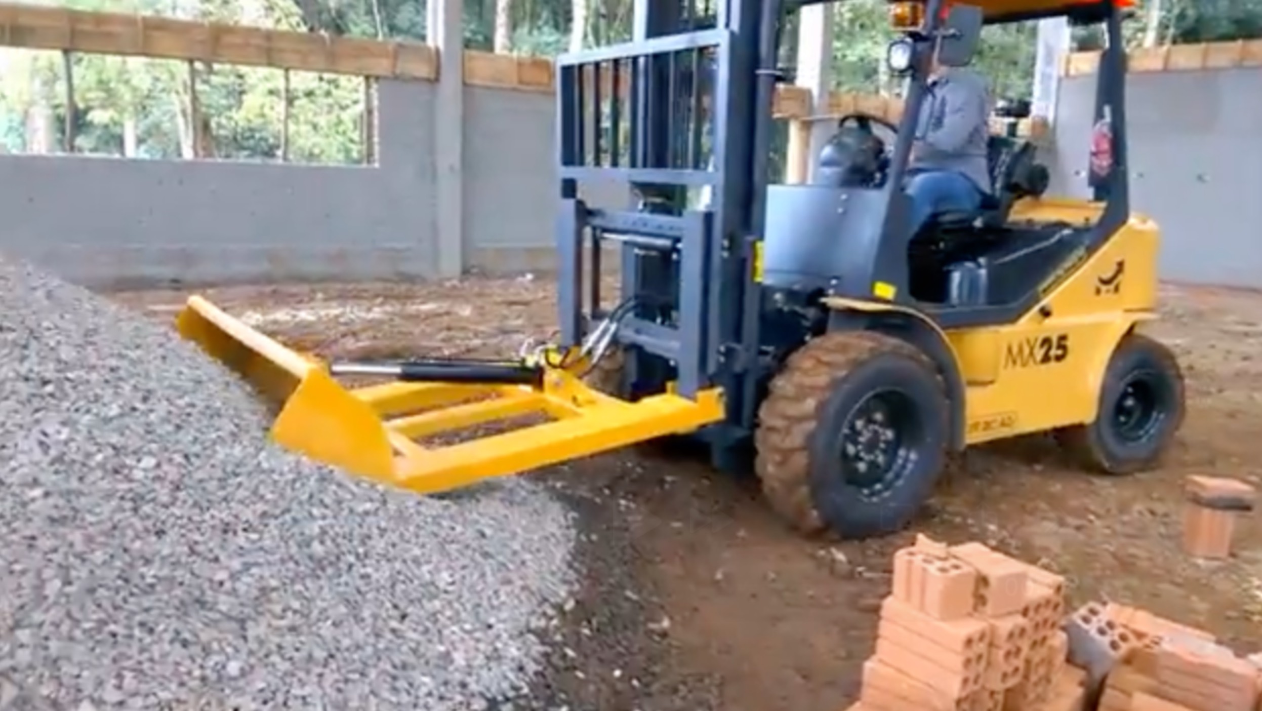 Строительный ковш для вилочного погрузчика для работы с сыпучим материалами