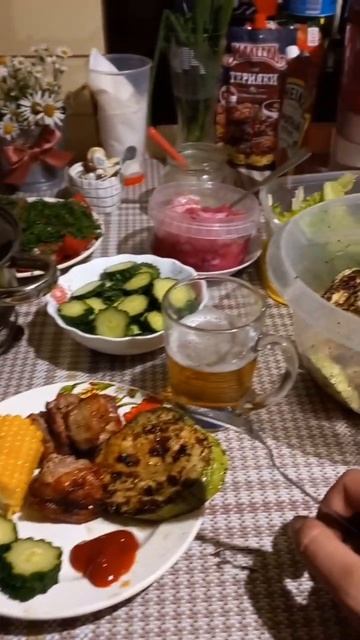 Шашлык с кукурузой на мангале на ужин на даче так вкус?