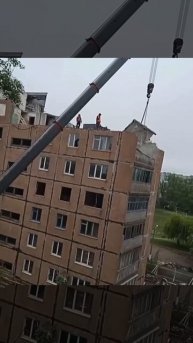 На ул. Пинтера, 8 демонтируют один из подъездов, который пострадал в результате обстрела