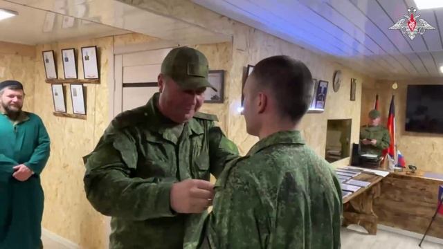 ⚔️ Военнослужащим 90-й гвардейской танковой дивизии вручили знаки «За штурм». Церемония прошла в ...