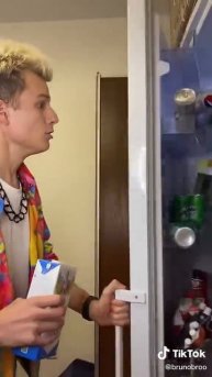ВИЛЬЯМ БРУНО НЕ ЗАМЕТИЛ АЛИНУ, ПОКА ОНА ЕЛА ШОКОЛАДКУ