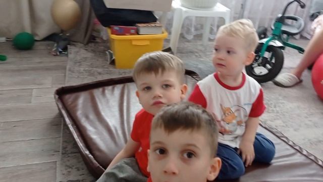 Мальчикам нравится выступление тёти Маши