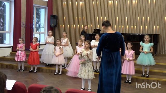 "Все идут спешат на праздник"
