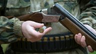 Отец выстрелил из ружья в обидчика дочери, закидавшего его дом бутылками