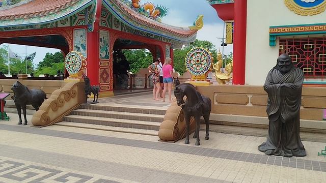 Территория храма.