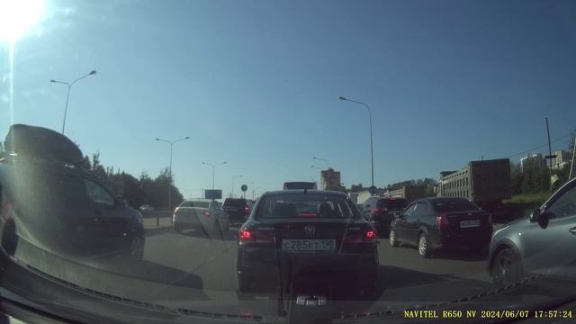 водитель белой машины потерялся в пространстве