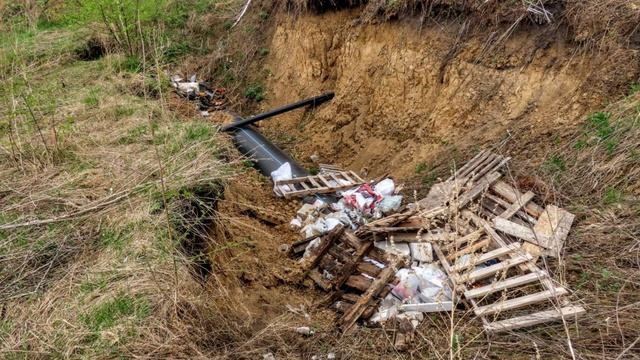 В Кузбасском парке, где коллектор Восточный  и свалки мусора