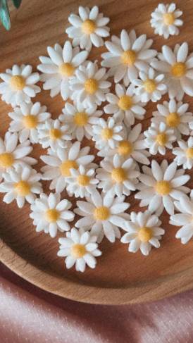 Ромашки из мастики для декора.
