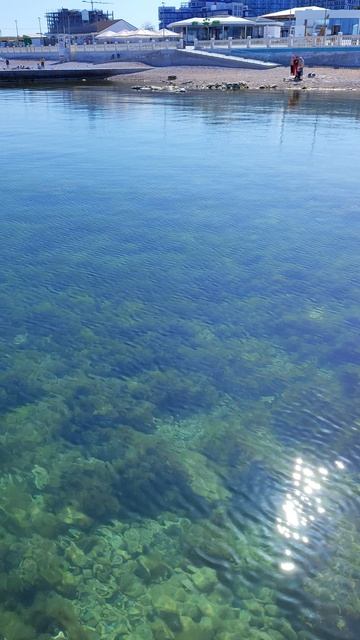 Пляж парк Победы, кристально чистая морская вода.