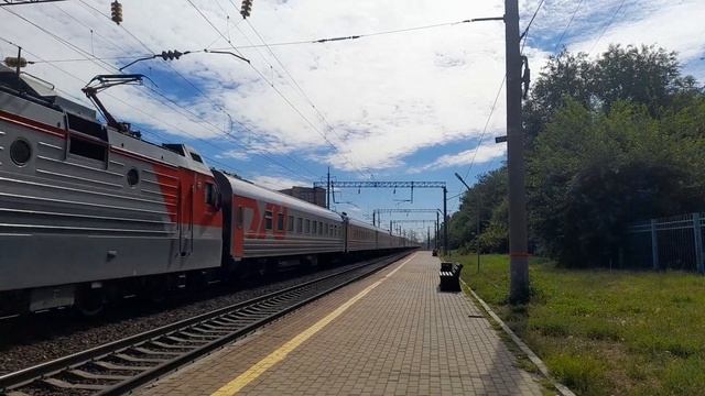 ЭП1М-667 сообщением Санкт-Петербург-Ейск проезжает оста